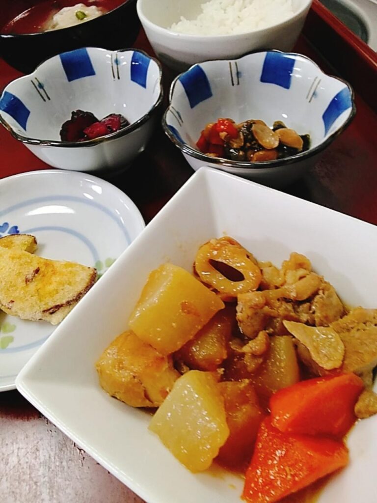 今日のお昼ごはんは鶏肉と大根の煮物。