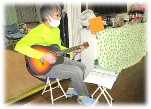 ギターの演奏で歌えるスリーベルの介護石神井公園デイサービス