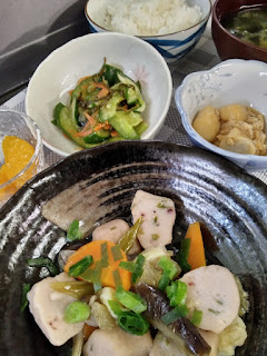石神井公園のランチは
いかつみれのポン酢煮
里芋煮
きゅうりの塩昆布
ごはん
味噌汁
フルーツ 