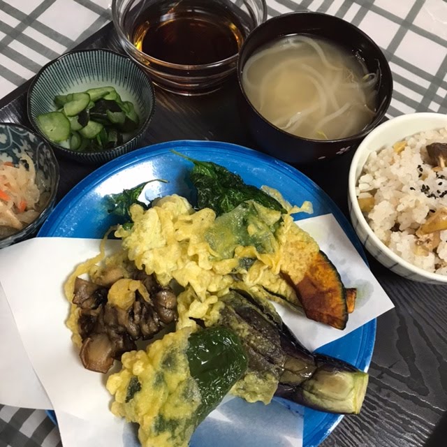 今日のお昼ごはんは、天ぷらの盛り合わせ(日替わりランチ)